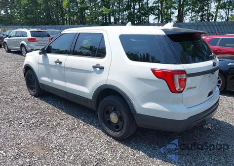 2016 Ford Police Interceptor z USA, uszkodzony, nr VIN 1FM5K8AT1GGD32355